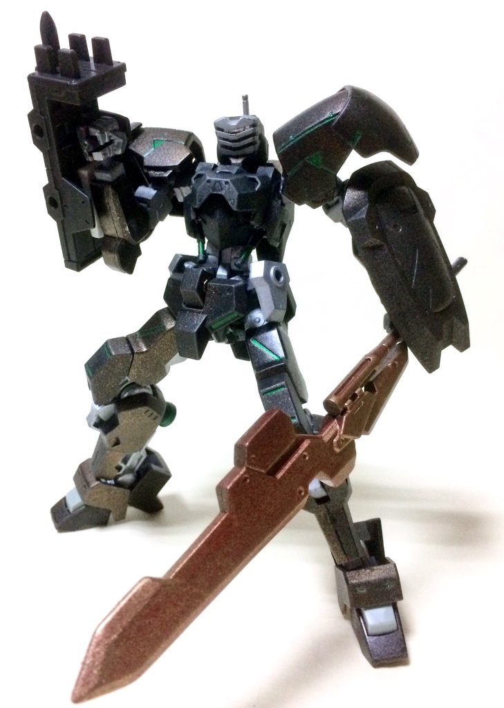 塗装はほぼスプレー缶でしました。
フレームはシルバー、アーマーはガンメタル吹いて、ゴールドを重ねました。
アクセントにメタリックグリーンで部分塗装。