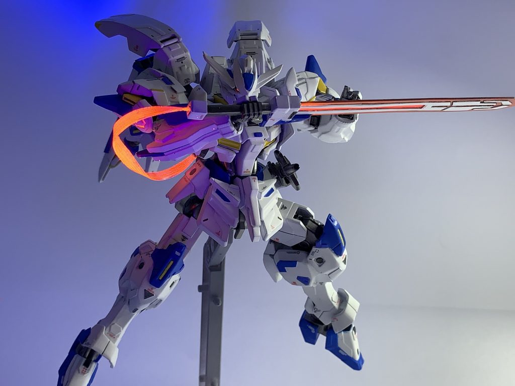 γナノラミネートソード
モチーフはグレイズリッターのナイトブレード
阿頼耶識システム復元のために行われた厄災戦時代の技術研究。その副産物として復元に成功したγナノラミネート技術を応用した装備。厄災戦当時のガンダム・アスタロトに装備されていた武装と同様に、ナノラミネートアーマーをも破壊する高い攻撃力を持つ。使用の際には胸部のリアクターに増設されたコネクタと接続し圧縮粒子の伝送を行う必要がある