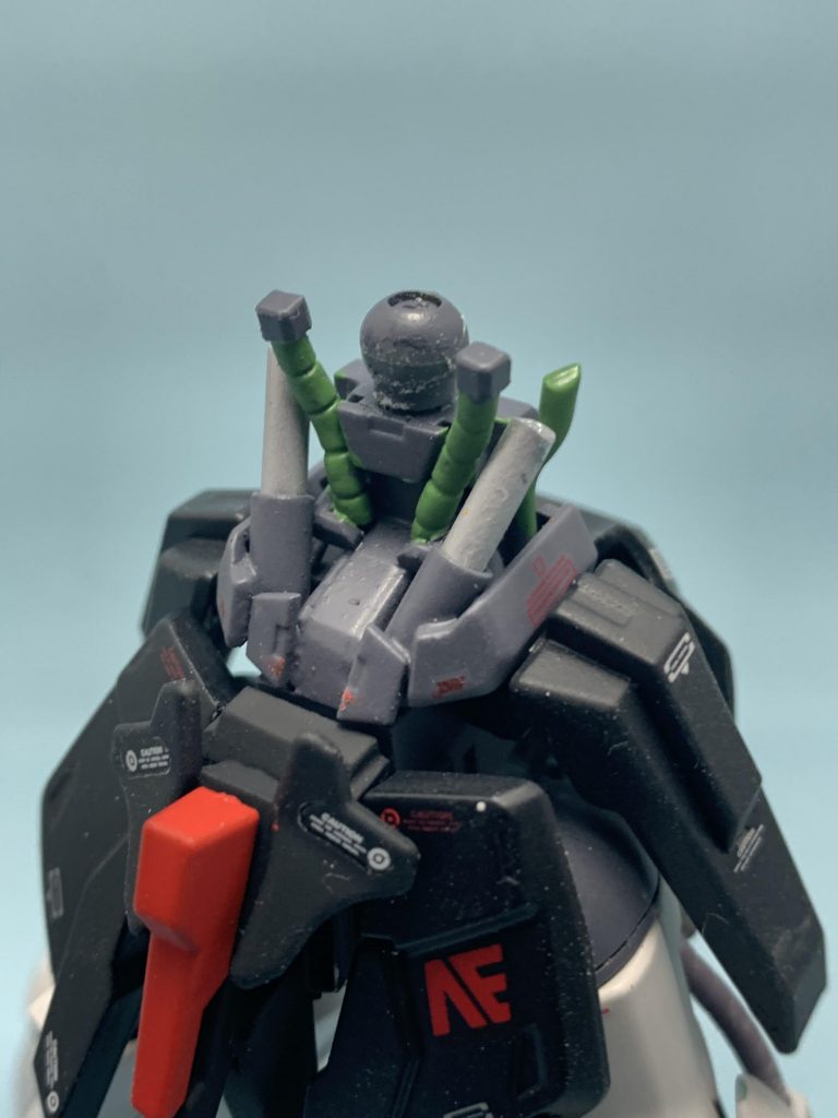 あとはお腹の部分ですかね。ディジェは腰と胴体をボールジョイント2個で接続する方式だったんですけど腰可動を犠牲にグレイズの軸を逆さに付けて周りをジャンクパーツとかで埋めたりシリンダー部分はプラパイプで自作してます。