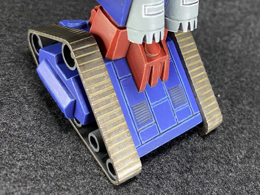 キャタピラはベースのZANDRI DUST→ベースのIRON WARRIORSをドライブラシ→シェイドのAGRAX EARTHSHADE→再びIRON WARRIORSを軽くドライブラシの順で塗っています。
シェイドもドライブラシも、キャタピラの回転方向を意識して塗っています。