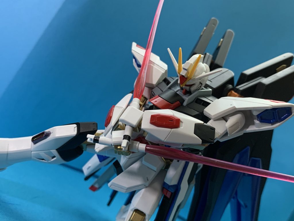 ここからお気に入り写真。オーブ防衛の際よく地上着地ざまに切り捨ててそのまままた飛んで行くシーンが印象深いですねぇ。