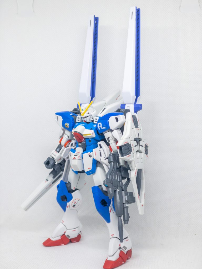 手元にある作成済みのセカンドVとV2ガンダムを使って全体のイメージを考えてる最中の画像です。
当初はフィンファンネルをデルタカイのプロトフィンファンネルにしようとしてました。
途中で天使の羽のイメージが浮かび、νガンダムのフィンファンネルを使うことにしました。