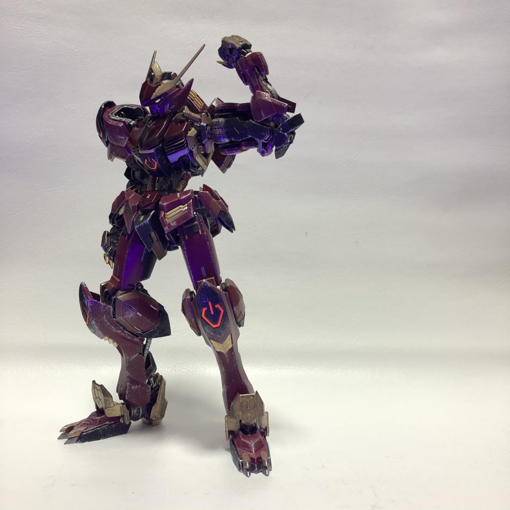 ブラックライトに反応するように蛍光カラーを使いました。