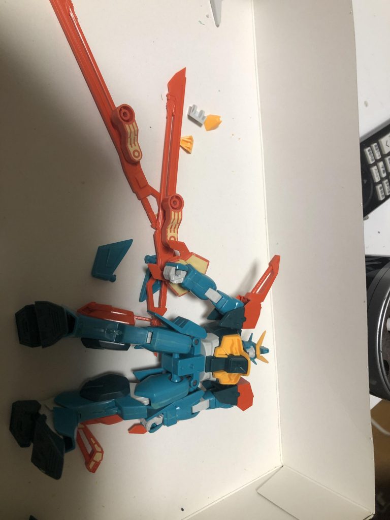 派手なオリジナルカラーに挑戦するのは初めてだったので、他の機体でも見かけるカラーリングを避けるように脳内で何度も何度もシミュレーションを重ねました。
…が、出来上がってみるとこれは…アストレイやエアマスター等普通にいましたね笑
全体的にみると予期せぬ感じで和風感出て気に入りました!楽しかったです!