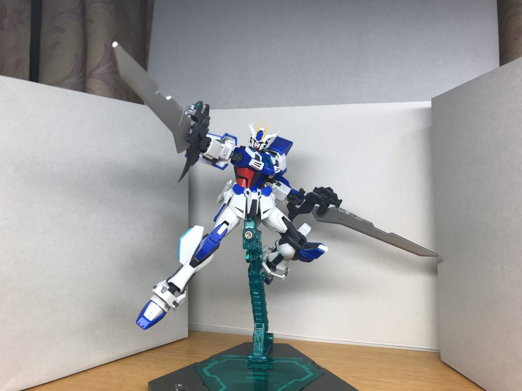 ガンモードではビームガンとなり、一発の威力は普通のビームライフルの半分だが、それを二丁使うことで威力を補い、さらに連射性にも優れてる