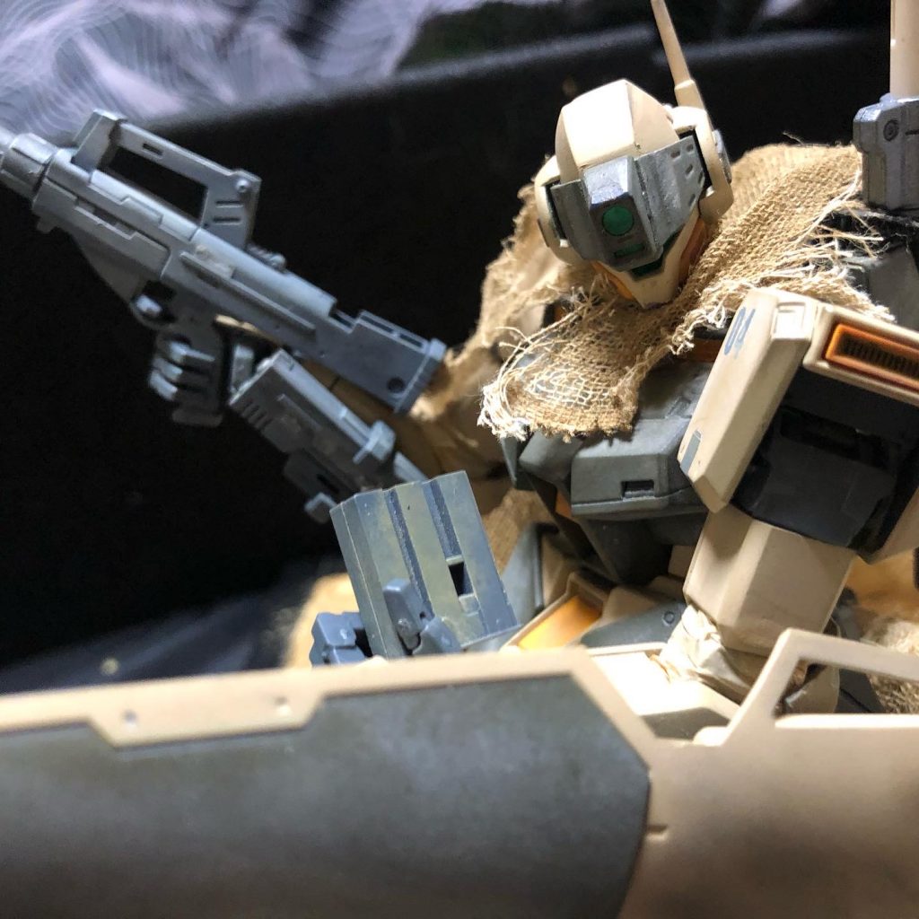 盾とマシンガンを構えているポーズです。出てこないですけどシールド内部にビームサーベルを搭載しています。