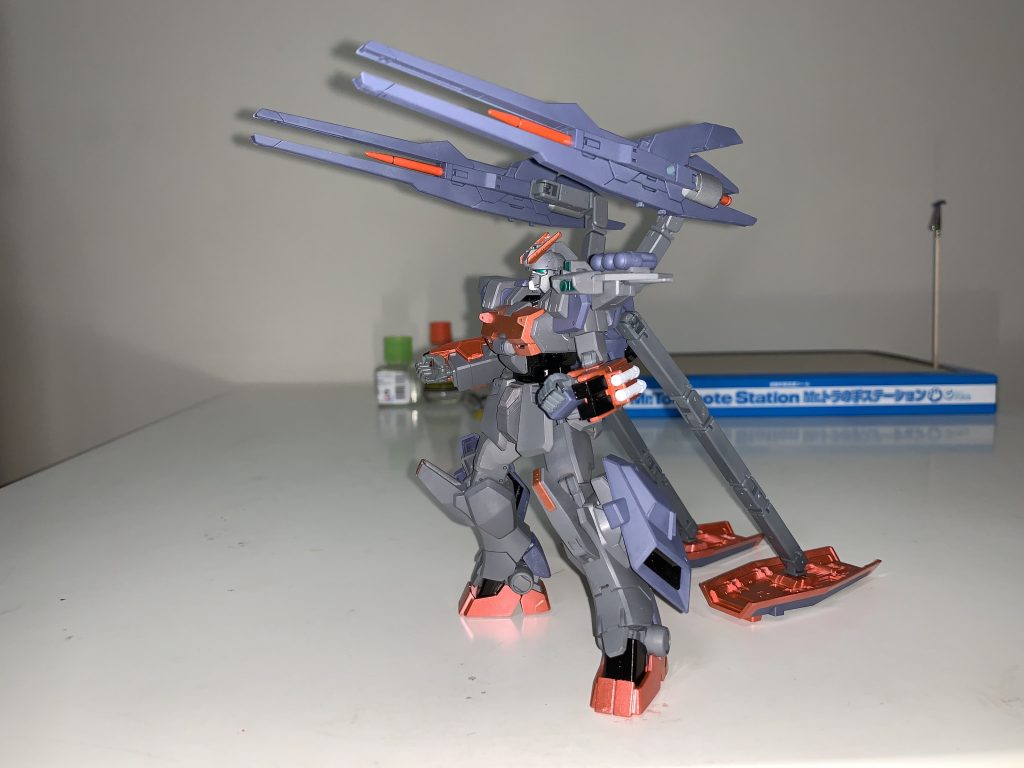 一番気に入ってるポージングです。
背面のビームキャノンをフルパワーで射出する時はシールドを地面に接地し、アンカー代わりにします。これで反動をなんとか殺そうと。
フルバーストの時も同じ様な感じでアンカーとしてシールドを使用します。