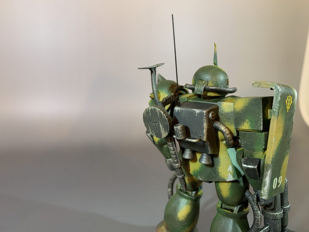 バックパックをプラ板加工で大型化し、真鍮線のアンテナを取付。ザクマシンガンをマウントしました。(マシンガンは強引に接着しただけです😅)