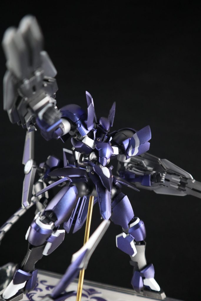 パイルバンカー搭載シールド。
一見スマートな騎士っぽい印象持たせつつゴリゴリの近接もオッケー👌みたいな。
鉄血作中の殴り合うときの鈍い効果音が聞こえてきそう。
そして…