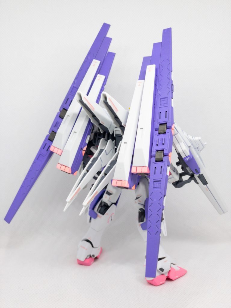 V2ガンダムは脚部に合わせ目できてしまうので、今回は初めて合わせ目消しをしてみました。目立たないレベルで消えた・・・はず。