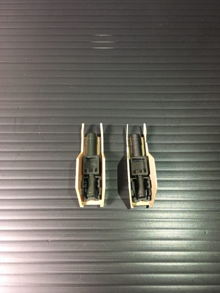 腕の装甲も薄くけずって干渉を抑えています。