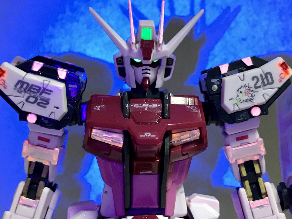 この「キラキラなピンク」の下地は蛍光ピンクですから…、ブラックライトで光り、二度楽しめます(^^)