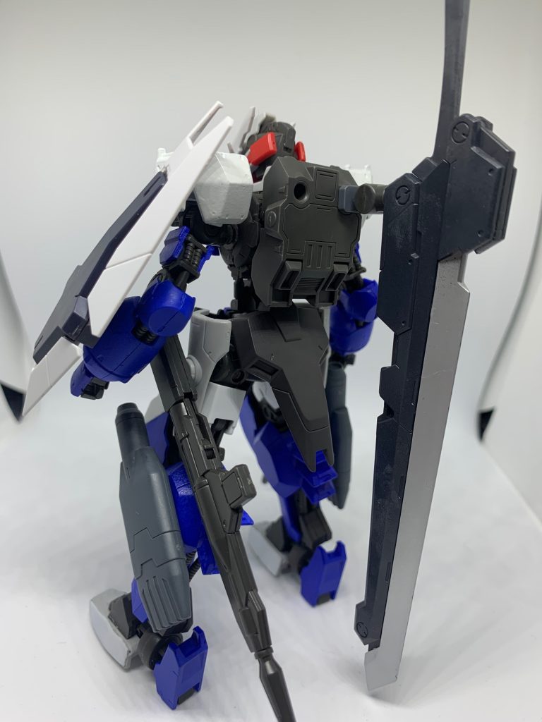 背面
メインウェポンにSMGの武器を採用しています
格闘とかをメインにしたくて肩に当たらないようにアスタロトリナシメントのバックパックを採用しました