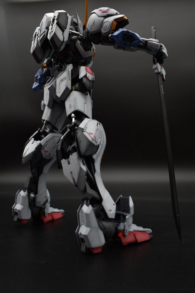 バックショットです。
シリンダーはロッド部をミラーフィニッシュを貼りこんでいます。