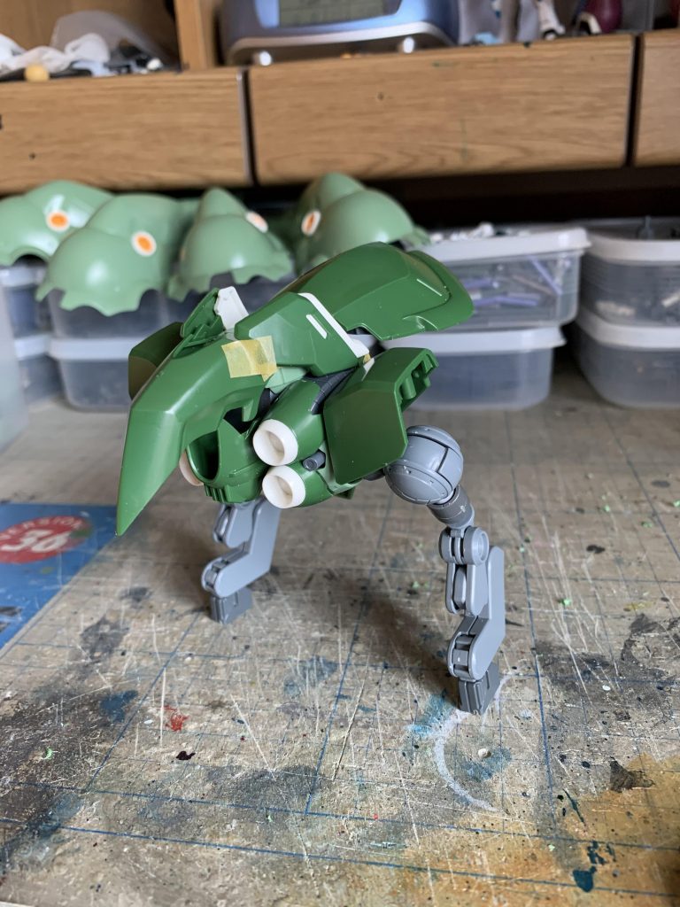 足にバインダーのアームを使用する事で、ようやくそれっぽい形状になりました。