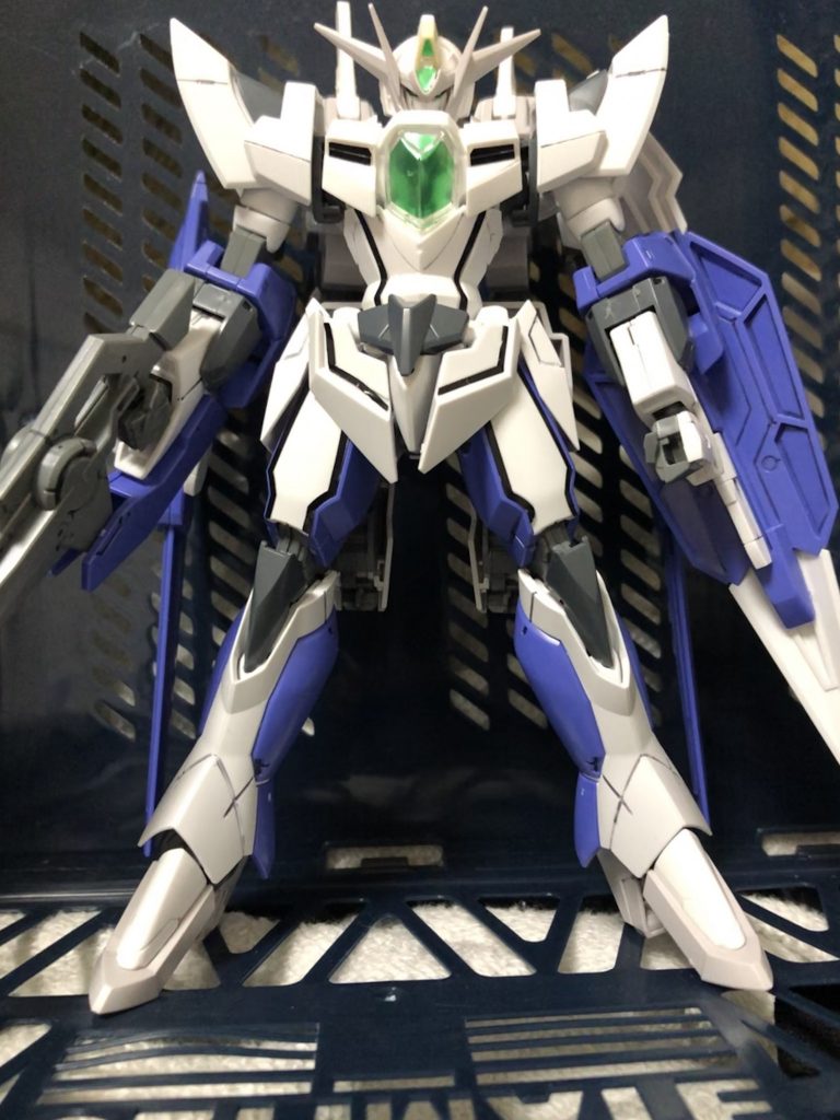 最初はリバーシブルガンダムとミキシングしてましたがなんか違うな〜と思い近くのエデオンでリボーンズガンダムを買いそれを元に作っていきました
