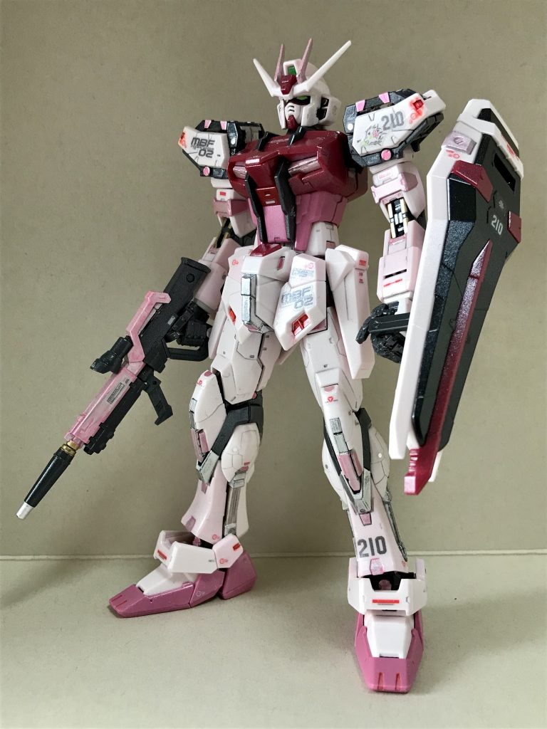 キットは「ガンプラEXPO限定 RG ストライクルージュ」です。オークションで比較的お安く入手できました。
せっかくの限定キットですから、成形色を活かした仕上げにしました。
