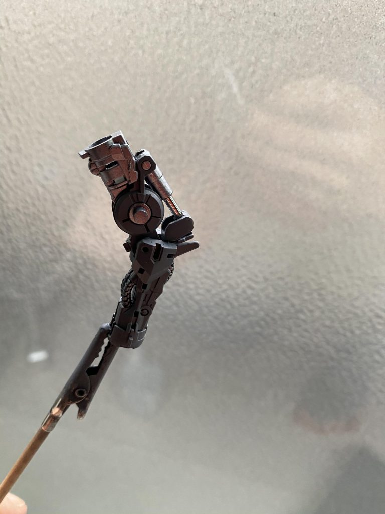 ピストンロッドにミラーフィニッシュ貼りこみ、ロッド基部のメッキを剥がしフレーム色で塗装。
シリンダー部の径を拡張してロッドがスムーズに可動できるよう調整。