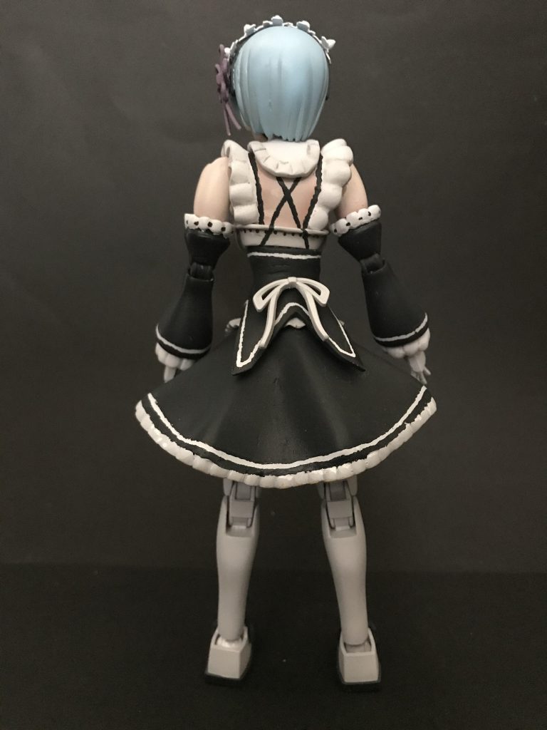 白いラインや黒いラインやマスキングペンを使ってみましたが、上手くいかなく線がガタガタになってしまい結局楊枝を使って線を描き直しました。
胸部装甲は塗装の関係上別パーツにして、キャストオフ可です。
スカートとエプロンもそれぞれ外せます。
背中のクロスは組み終わってからラインを描きました。
腰のリボンはポニーテールのリボンを加工して取り付けています。