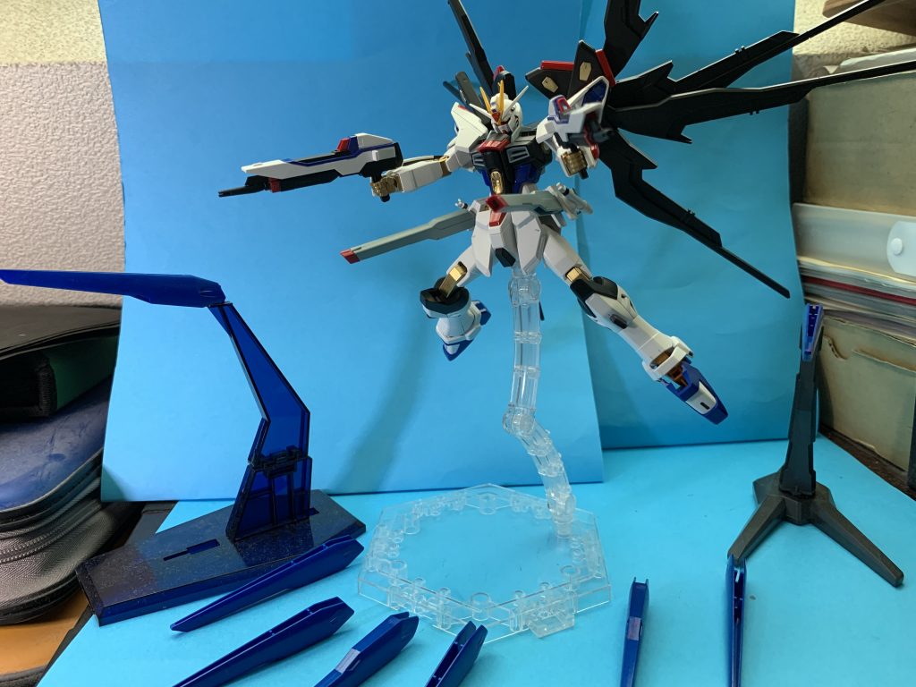 フルバースト。最早おさまらず。ちょっと強引ですが写真のようにドラグーンはスタンドにつけることも出来るので頑張れば全部浮かせることも可能です。自己責任。