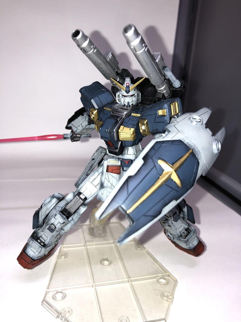 シールドはガンダム のシールドの十字を削り接着