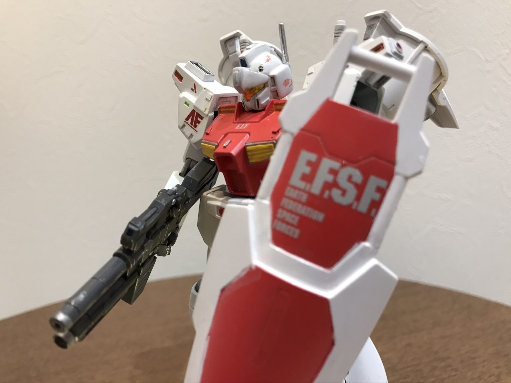 この段階ではまだ、デカールの量は調節しながらなので、少し少なめに貼っています。