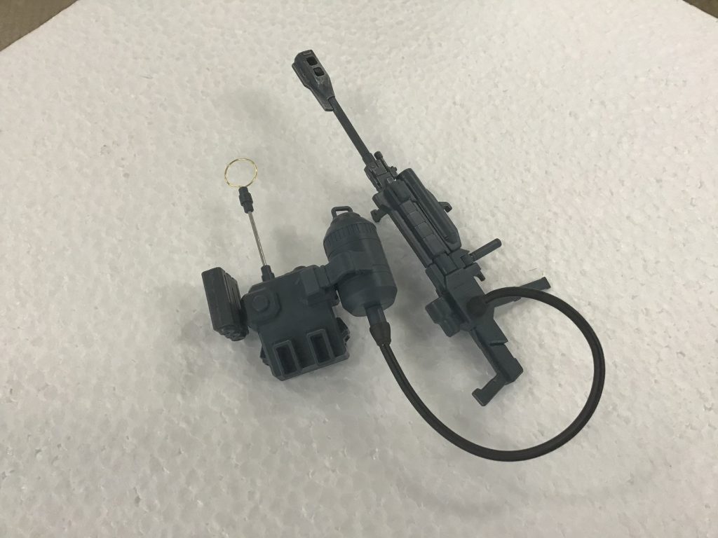 ライフルはグリモアレッドベレーのキットをベースにそれっぽく、バックパックはハイモックです。
増設タンク3連ミサイルランチャーはジャンクパーツから、ループアンテナは真鍮線と3mmダボパーツの組み合わせです。
タイトルの「長距離狙撃仕様」という名の通り、長距離からの索敵、狙撃が可能な装備に見えるよう組み立てました。
増設タンクからのホースは男のロマン。