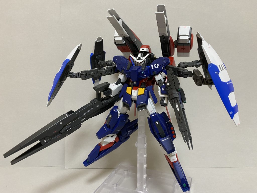 グランサから流用したパーツは下半身と背中ぐらいです。あとはAGEガンプラ、30MM、MSG等を盛っています。各部のシルバー、グリーン、デカールがアクセントになりいい感じです
部分塗装した甲斐があります