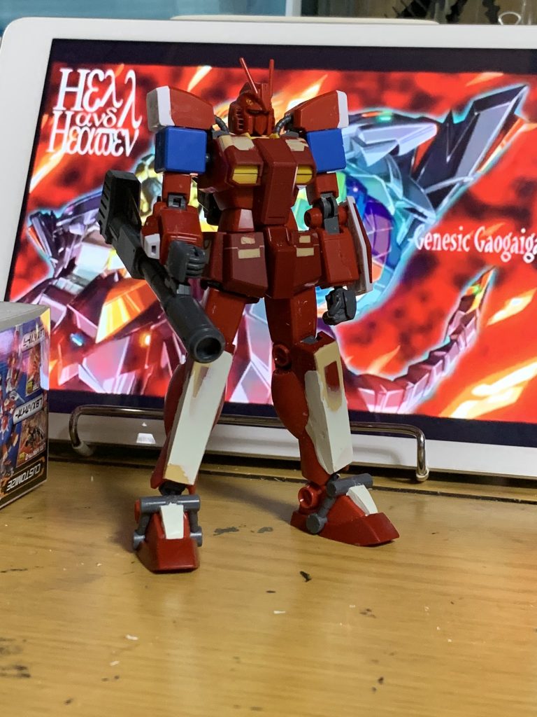 パテを盛る。
パテを買い足す時、なんとなく高密度タイプに変えてみた所カチカチで作業しやすくて楽しかった。
ボルアム肘なので扱いやすい。ヨシ！