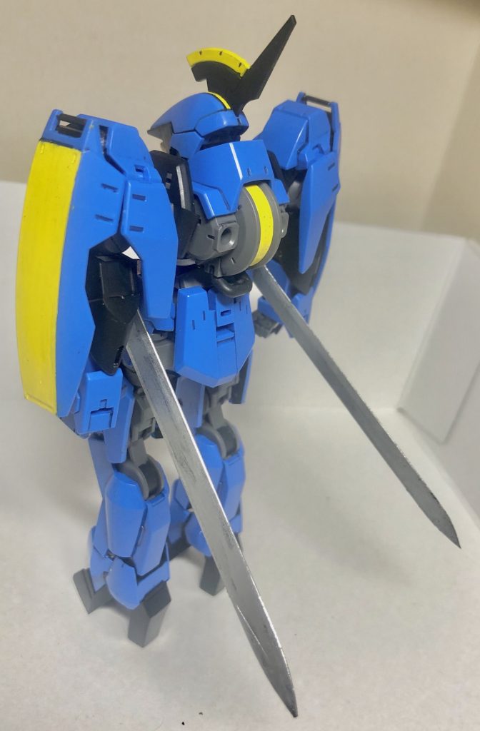 因みにプレバン のグレイズリッター(マクギリス機)買ったりレビューとか見た方は知ってるとは思うけど、アニメでは二刀流なのにキットには一本しか剣が付属していません。

そこで一時は自作で作ることも視野に入れていたのですが、途中で面倒臭くなり、メルカリのオルフェンズ系ジャンクパーツの出品の中から剣だけ集めて本数用意しました。
(なおメルカリの方で仕入れたセット内に大量にあったため、所持しているグレイズリッター2機に対して剣が9本ある模様w)