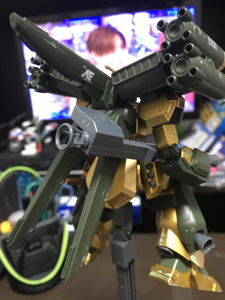 ﾊﾞｯｸﾊﾟｯｸ及び全身のｱｰﾏｰを濃緑色(缶ｽﾌﾟﾚｰ)で塗装して軍隊感？というものを出してみました。