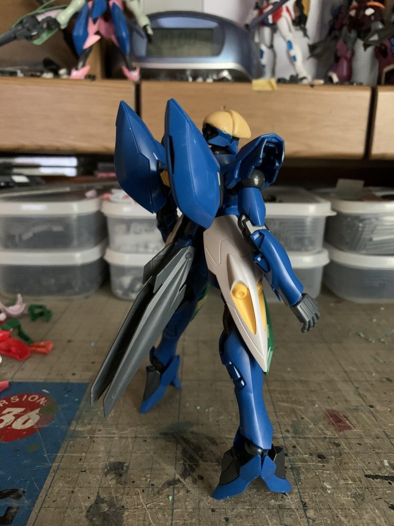 ベアトリスに形状を寄せるように各部をジャンクやパテで形状変更しています。チンガードを切除するとガラッと印象変わりますね。足首はギラギラーガを二つ使用してハイヒール化しています(ベアトリスの時の余りパーツです)。