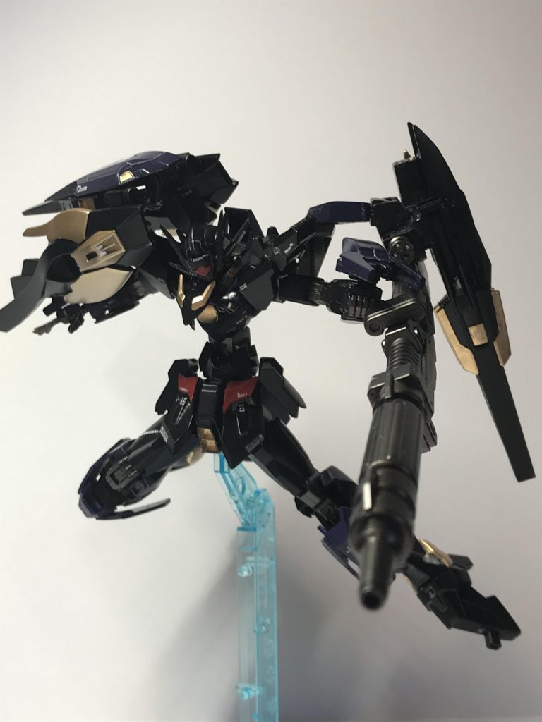 ロングライフルで!!敵の数が多い時などに使われる。一気に薙ぎ払う!
火力はソレスタルビーイングの大型砲に近い性能を叩き出す。
ただ隙が多い。