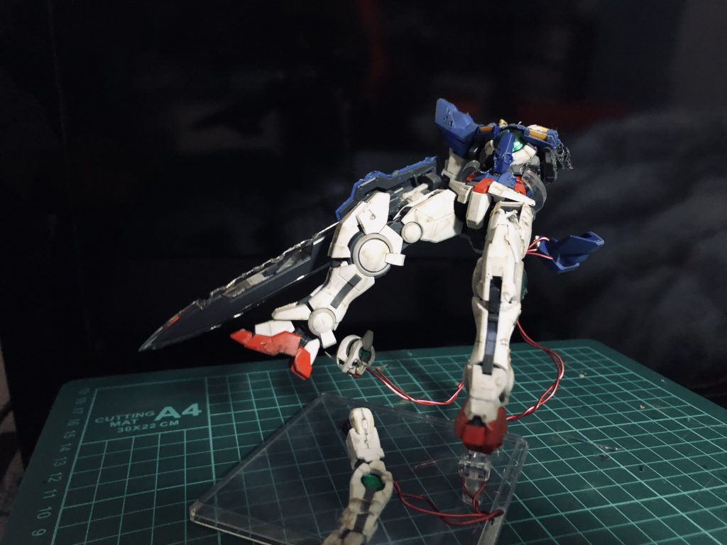 宇宙空間を漂う半壊のエクシアをイメージ