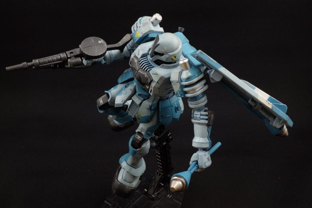 シュツルムファウストは旧ザクの物を拝借しています。シールド基部がヘタってきているので2本マウントすると辛いです。