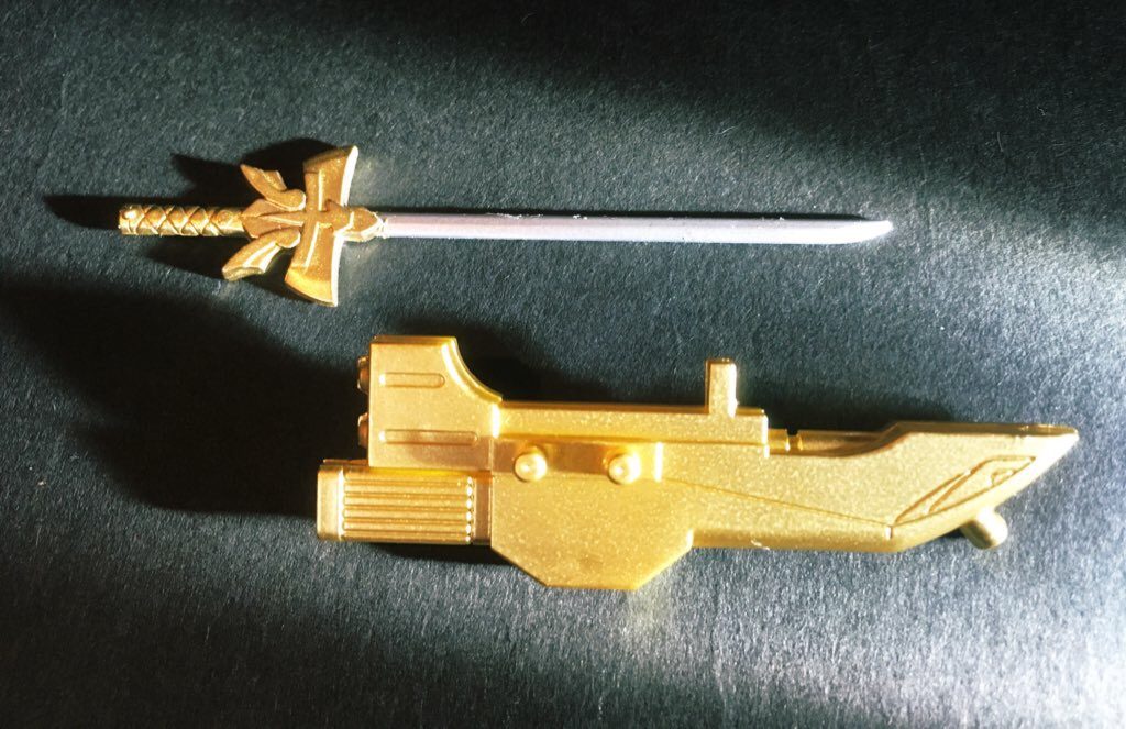 【三日月宗近】
平安時代の刀匠・山城国京洛三条小鍛冶宗近が作、二尺六寸の太刀。秀吉の正室ねねの所蔵と伝わる。
天下五剣のうち最も美しい一振りと讃えられ、腰反り高く踏ん張りの強い極めて優美な姿を誇り、刃縁に沿う打除けは三日月🌛の如し。
附・糸巻太刀拵鞘。
現:国宝、東京国立博物館所蔵