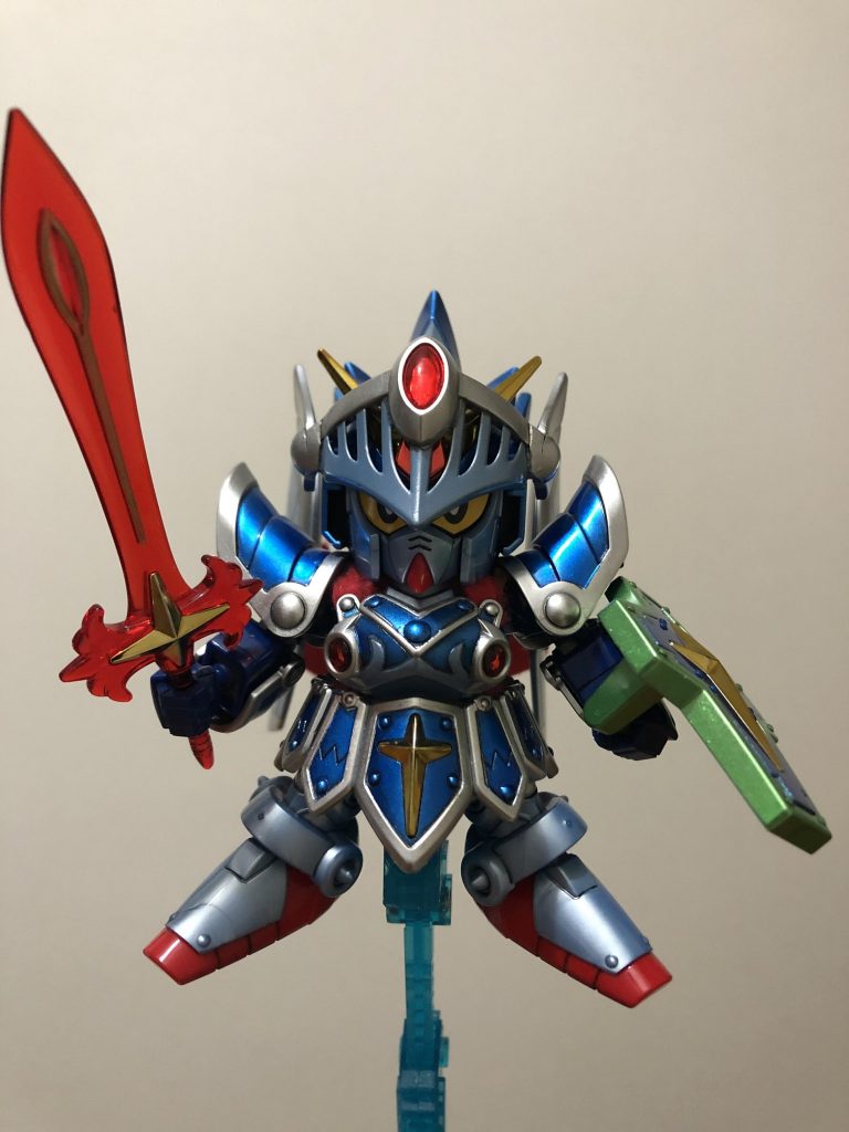SDを作ると少年時代を思い出します。ゴールドはメッキのまま青はGXメタルブルーのままシルバーはガイアのスターブライトジュラルミン薄いメタルブルーはGXアイスシルバーにクリアブルーを少々炎の剣は刀身の凹み部分のみクリアゴールドで塗装し、ガイアのEXクリアーで2回コートして完成です。