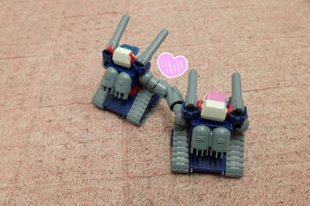 あーっ！！！！！
お手手繋いじゃうの！？
キャー！！！  可愛いーーー！！！！！！