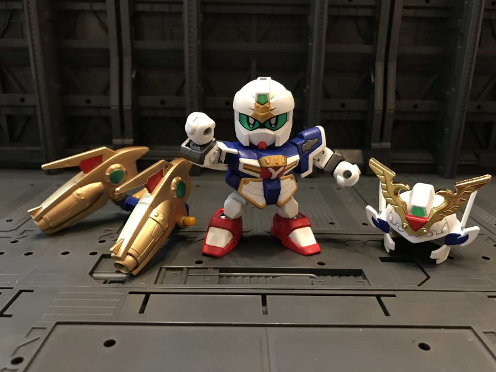 もちろん軽装タイプになりますよ。ちなみに、兜と軽装タイプのおでこのカメラっぽい部分には、緑のクリアパーツを埋め込んであります。