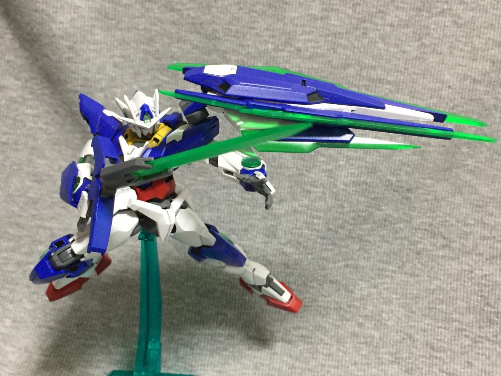 ちなみに左肩は10年前のクアンタの物を使用しています。
背中も磁石を仕込んでいるので着脱可能。