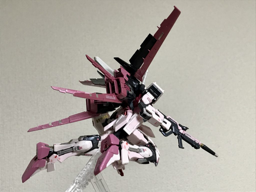 エールストライカーはエールストライクガンダムのものと同じです。それだと少し寂しいので、翼をキラキラピンクに塗りました。こちらはタミヤのパールライトレッドです。これは良い色ですね〜(^^)