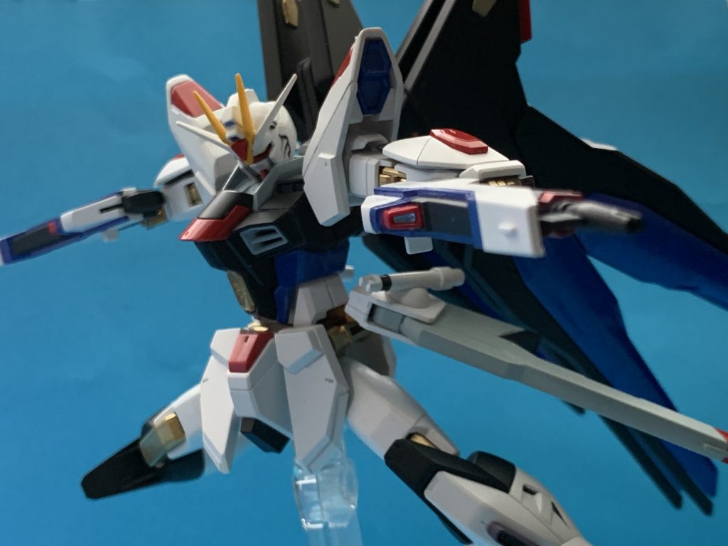 高エネルギービームライフル。センサー以外塗装しました。青い部分も別パーツにしてくれていたら完璧キットでしたね……。