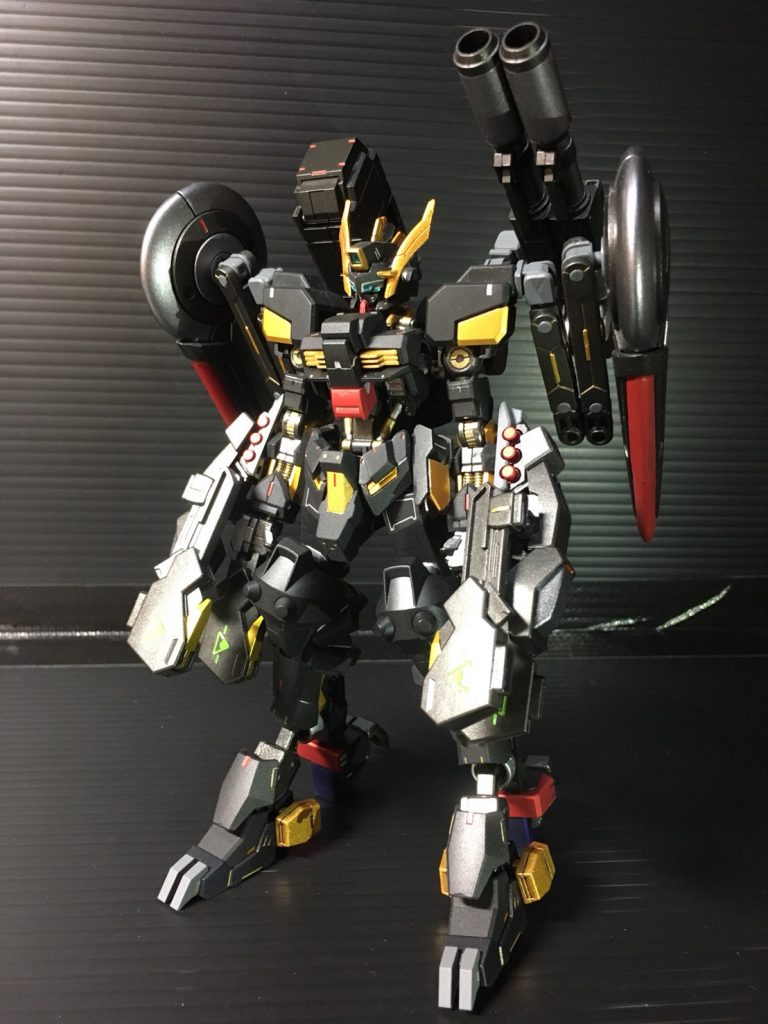 重装状態
## 両肩 インパクトシールド
後方にメインスラスター1基、サイドカバー内にサブスラスター2基を内蔵。機体の推進器の他にシールドでの打撃時に真価を発揮します。
## 右背部 チャフクラスター
ナノミラーチャフ散布用のクラスターミサイル。
## 左背部 ダブルキャノン
通常は榴弾砲と緊急時にチャフを焼き払うためのナパーム弾を装備します。
## 両腕 ナックルメイス
メインウェポン。先端に特殊超硬合金の爪を展開できます。側面のスラスターと合わせることで特殊超硬合金の欠点である「軽さ」を補い、敵フレームや内部構造に対して直接ダメージを与えます。