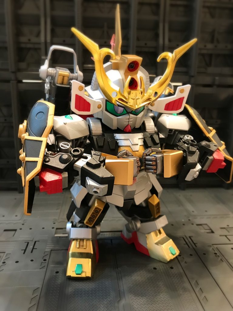 肩に引き出し機構を仕込んだので、拳を前で合わせるポーズを取れるなど、SD形態でも、腕の自由度が高いです。