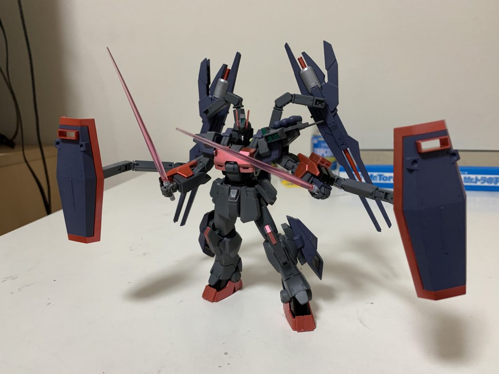 展開するとこんな感じになります。
シールドバッシュからのビームサーベルで斬りつけるような感じの戦闘とかすれば面白いなぁと思いながらポージング