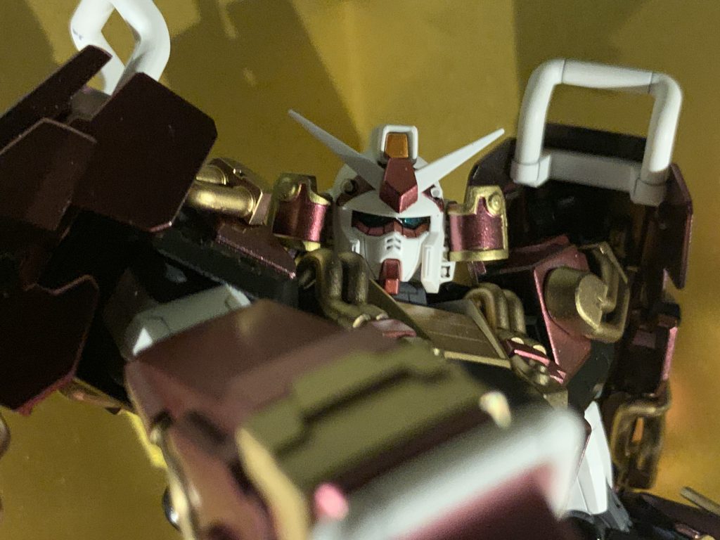 顔の塗り分けは筆で部分塗装しました。