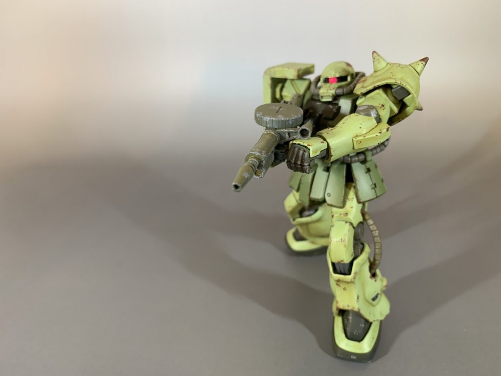 ポージングも決まるザクF2型です。