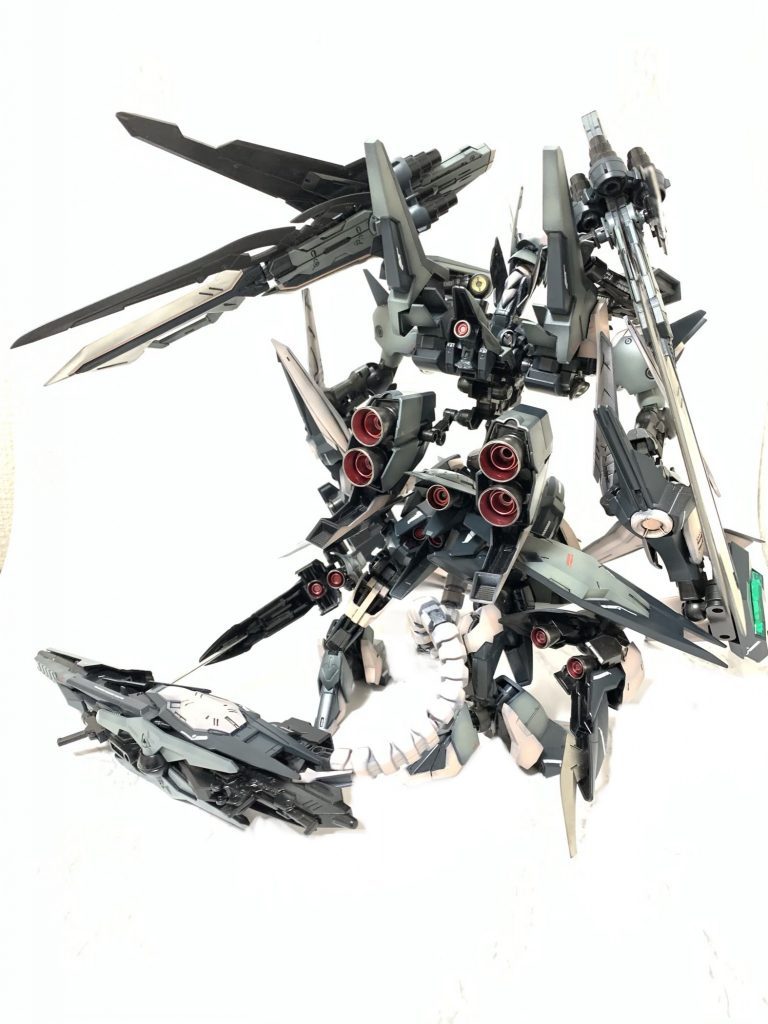 バックショットです!
大柄な割に各部にスラスターを増設しているため、機動性を殺さないようになっています!基本戦闘スタイルは肩のアームソード、両腕の巨大ハンドによる物理戦で、ビーム兵器はヒトを認識しない限り発射はしないようになってます!