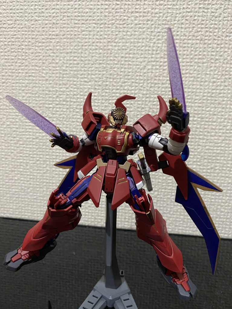 肩はもコアガンダムの肩幅が小さかったので、こちらも可動範囲を広げるためにネオジム磁石で付けています。二の腕から下は、人の形に近づけるために丸みのあるカミキバーニングを採用しました。手の甲に隙間が空いていたので仕込み刀としてディナイアルのエフェクトを付けられる様に調節しました。