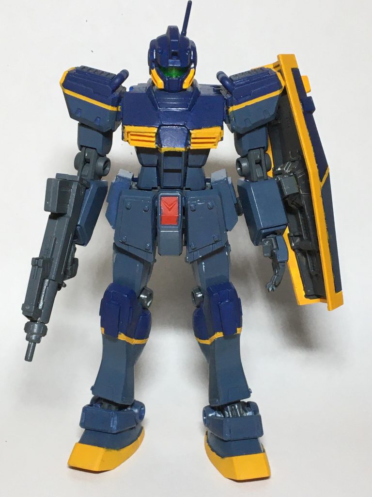 武装はシンプルにプルパップマシンガンと
シールドです